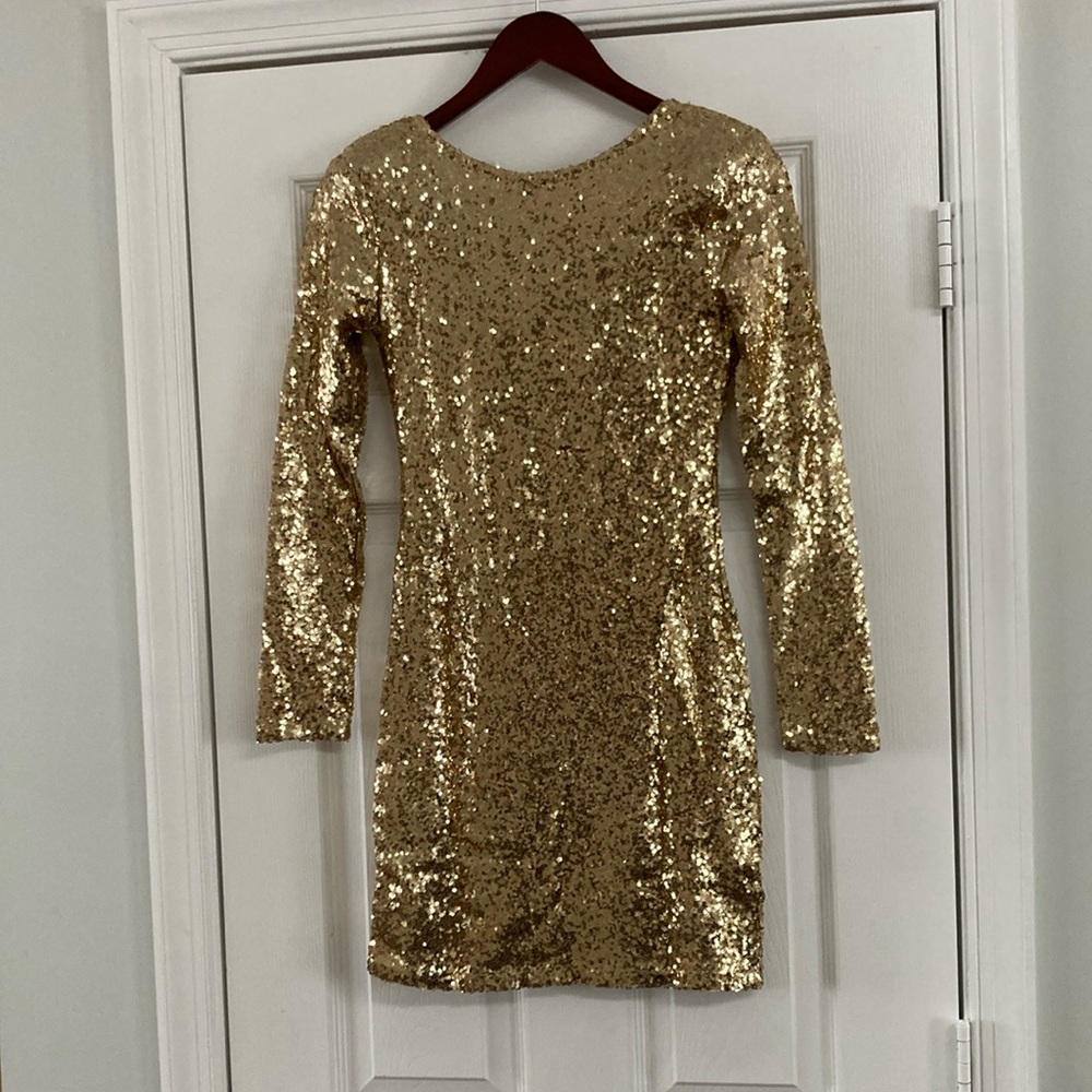 XENIA boutique gold sequin dress
Size 6